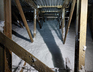 Zateplení stropu zemědělské haly pomocí foukané izolace